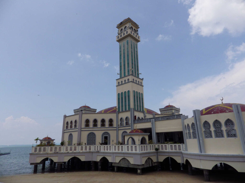 Daerah Timur Laut - la moschea che si estende sull'acqua