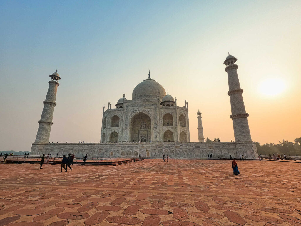 Il pallido aspetto mattutino del Taj Mahal