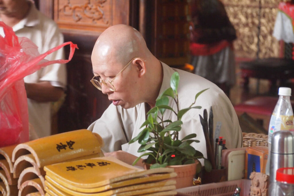 Un monaco al tempio Kek Lok Si