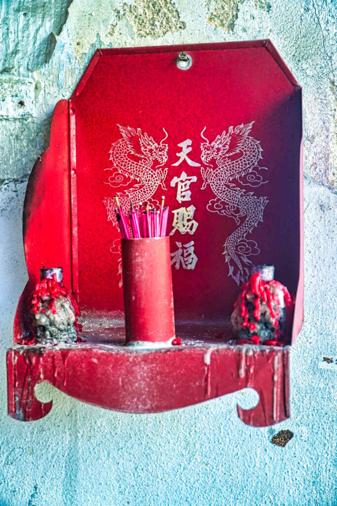 Un altarino cinese fuori da un negozio, Phuket Town - Image by Guglielmo