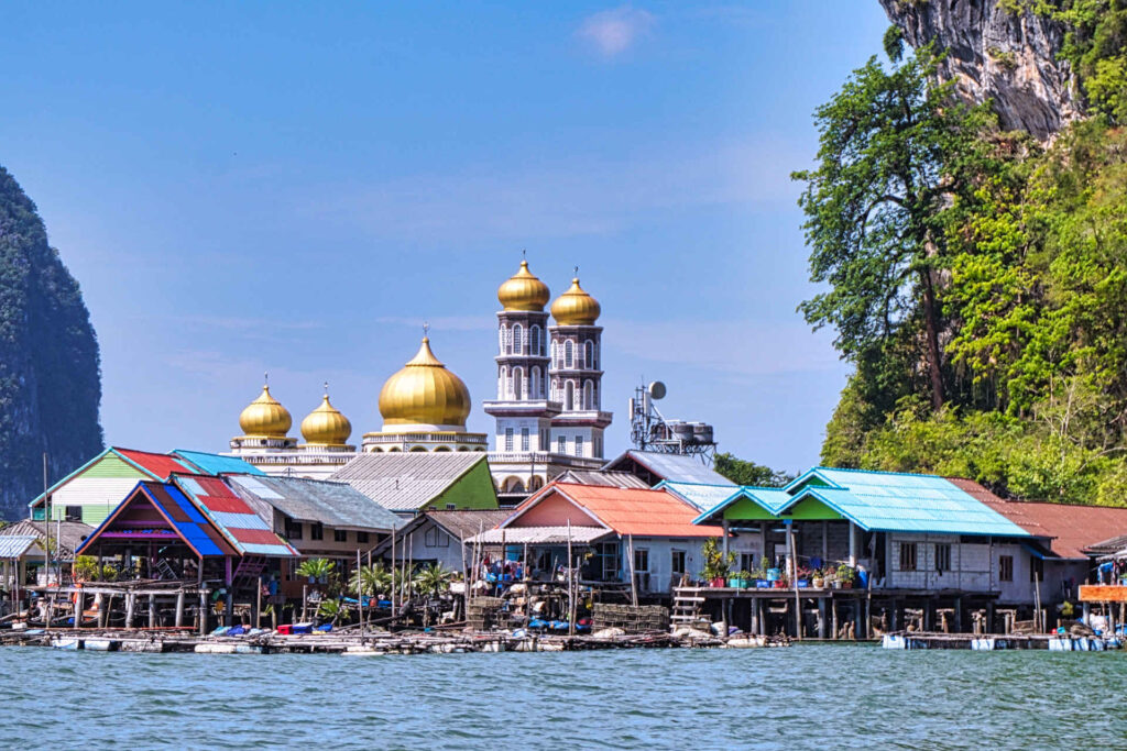 Il colore dorato della moschea risalta fin dall'avvicinarsi con la barca - Image by Guglielmo