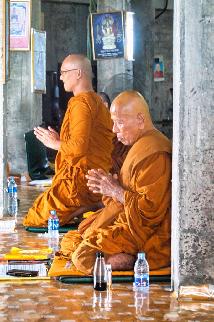 Monaci in preghiera all'interno del Big Buddha - Image by Pluto