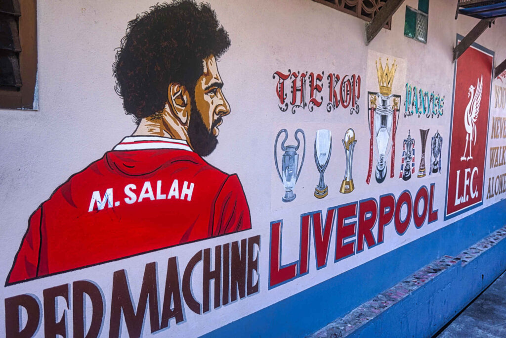 Un murales che ci ricorda la passione degli isolani per il calcio - Image by Guglielmo