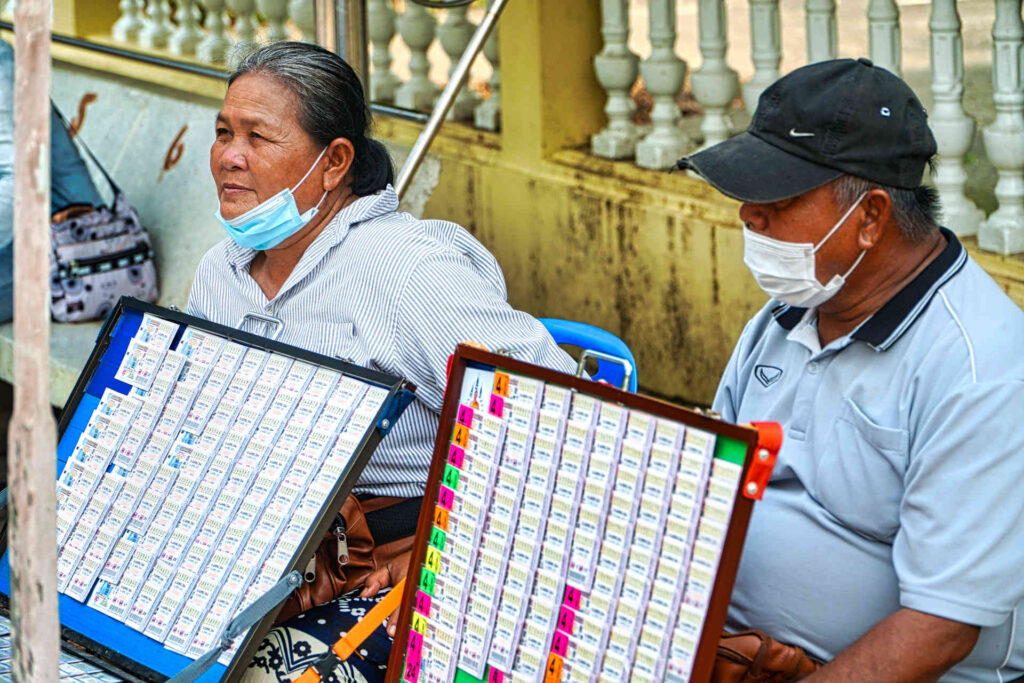 Venditori di biglietti della lotteria fuori dal Wat Phra Thong - Image by Pluto