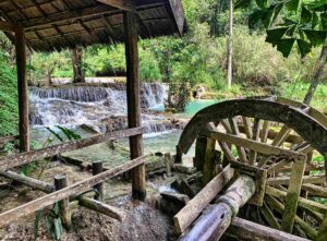 Ruote idrauliche come queste sono ancora utilizzate come fonte di energia pulita in molti villaggi del Laos dove l'acqua scorre veloce.