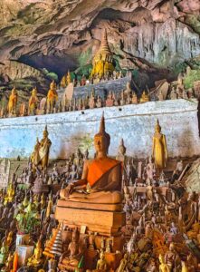 Una grotta piena di Buddha e di energia